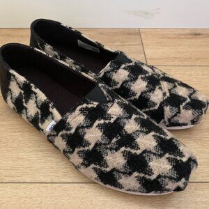 black and ivory plaid TOMS size 9 flats - excellent condition